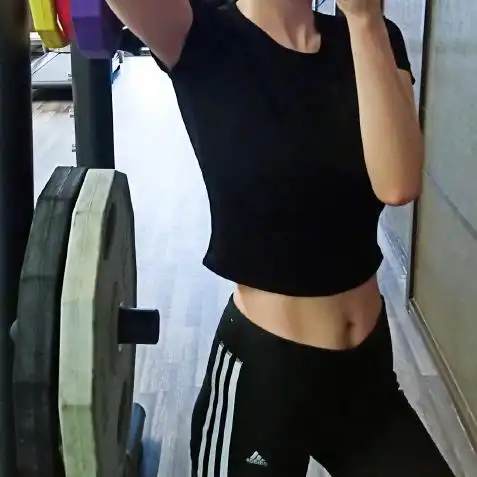 杨幂秀马甲线自信露出迷人小蛮腰惹人羡