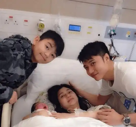 洪欣儿子张镐濂出道,17岁张镐濂照片个人资料亲身父亲是谁