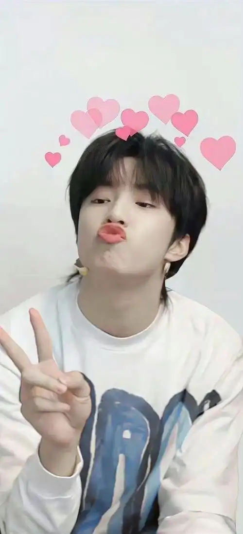 刘耀文嘟嘴比耶照来啦刘耀文你真的不要太可爱啦