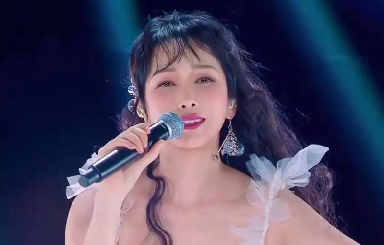 有种"整容"叫萨顶顶,卸妆后神婆变女神,网友:早这样早红了_明星_化妆