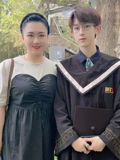 钱三一没有毕业照但郭俊辰有##郭俊辰北电毕业照生图