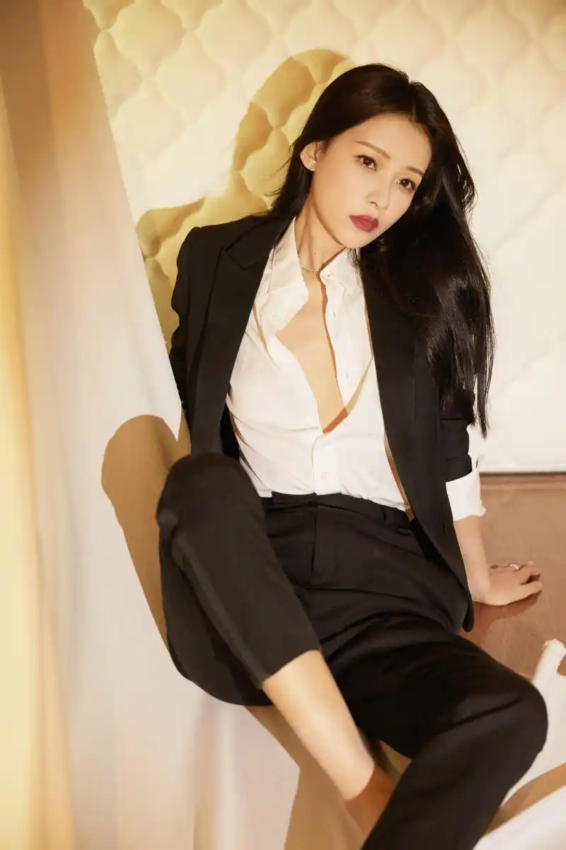 原创佩服孙怡穿黑色西服套装搭配白色衬衫又飒又美高级大气
