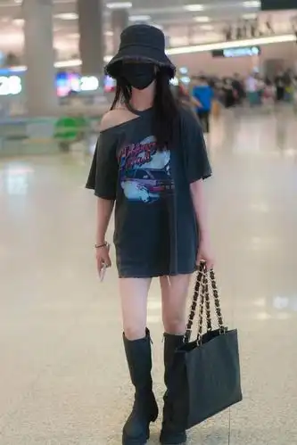 刘些宁穿露肩t恤走机场还大胆挑战下衣失踪漫画腿真抢镜