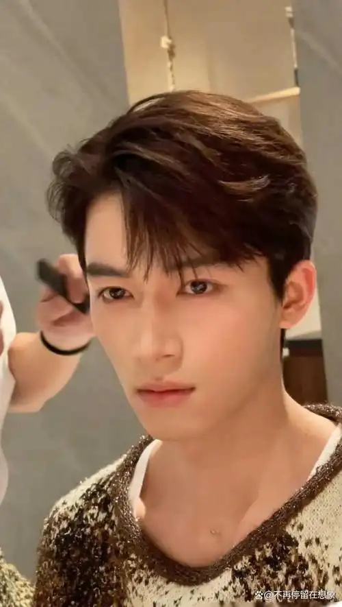 例如,某音乐排行榜中,有些歌曲和歌手的排名被质疑存在"水军"操作