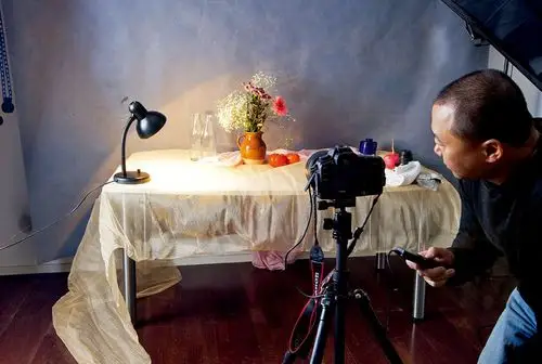 水瓶的表面上就可以看到瓶上的反射,光从窗口射入,逐渐向室内深处衰减