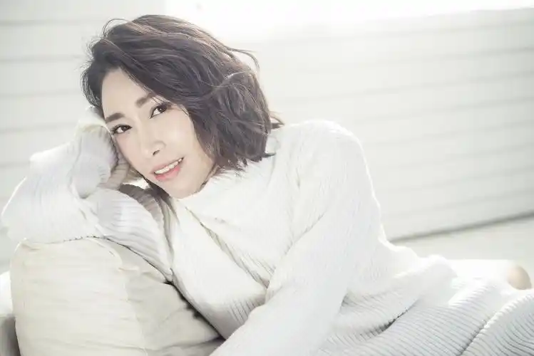 金池写真唯美发布 情人节化身温柔小女人