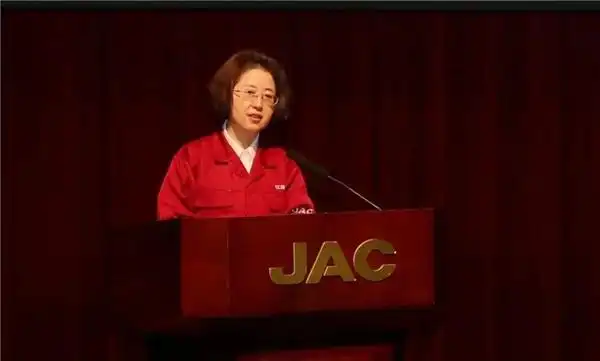 江汽集团党委副书记,纪委书记单永英主持宣讲报告会.