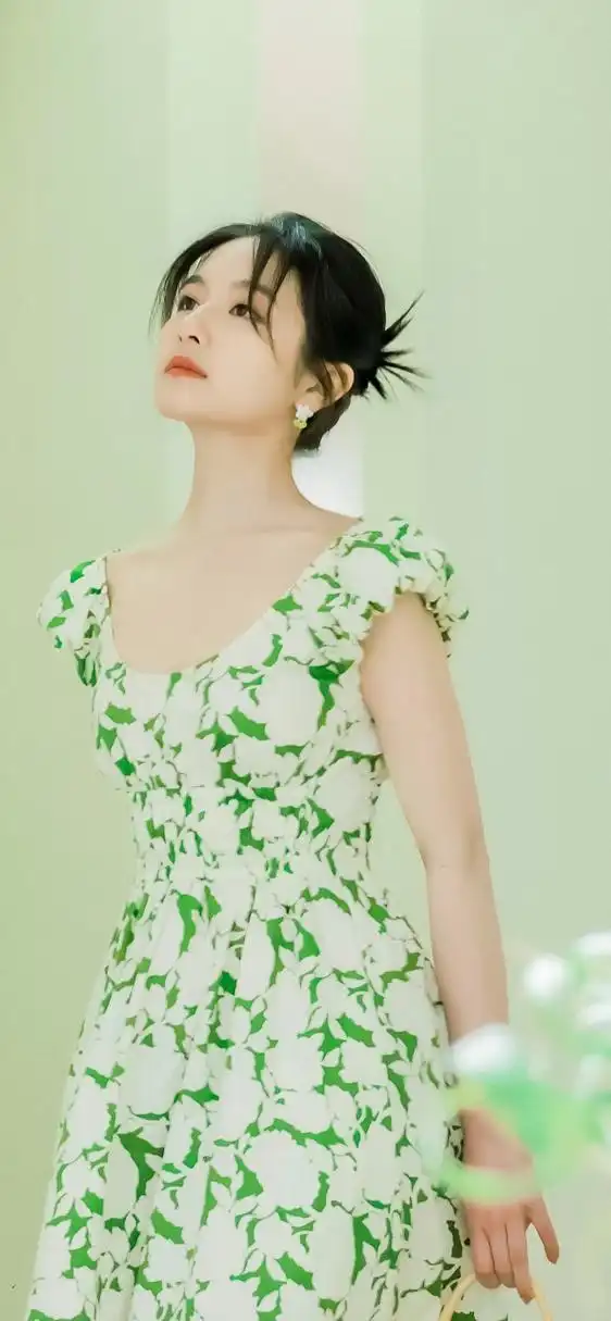 李兰迪 清新脱俗礼裙写真 好治愈迷人的女孩