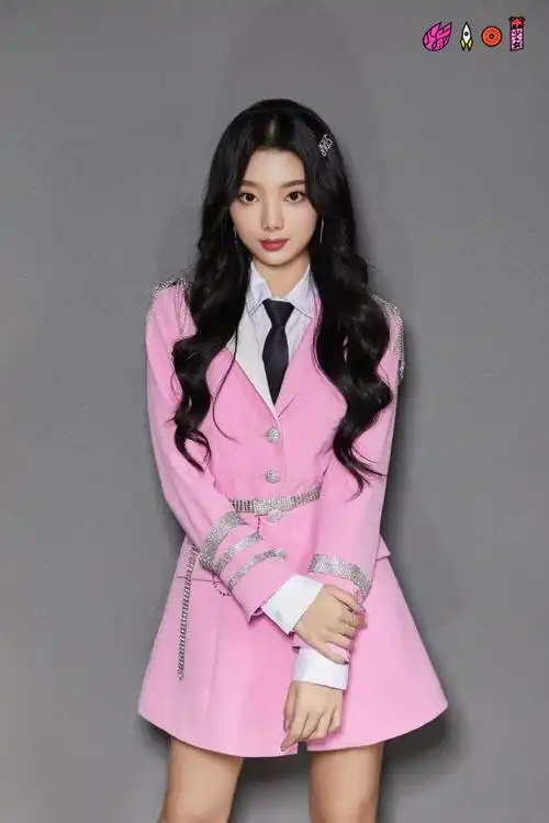 火箭少女重现经典造型,同样都是粉色西装,变化却这么大?