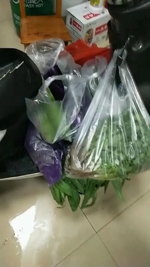 下雨天,早早就买菜回来了!