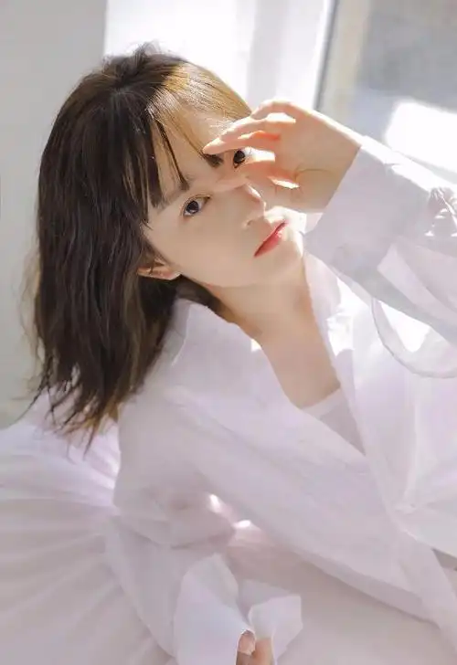 靓丽美女白衬衫迷人穿搭