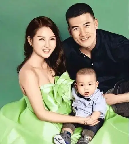 30岁释小龙身家上亿背景强大无人惹网友何洁真没眼光