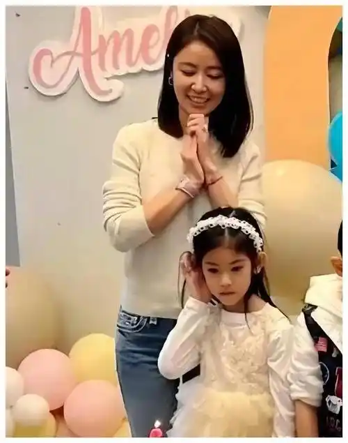 小海豚神奇亮相美丽基因传承霍建华林心如女儿震撼登场