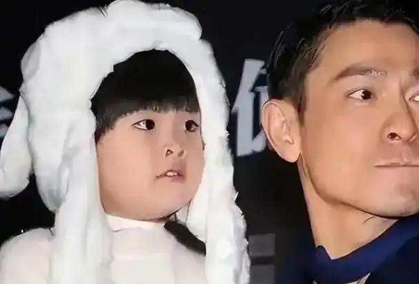 在这个温馨的家庭氛围里,刘德华和老婆不仅当起了女儿的家长,更是她