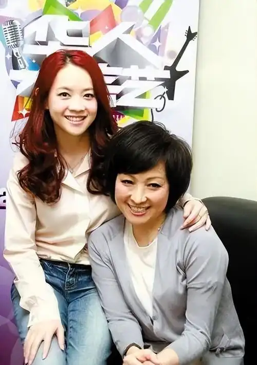 曾志伟前妻王美华:2段婚姻3个女儿,和前夫离婚后还是家人|王美华