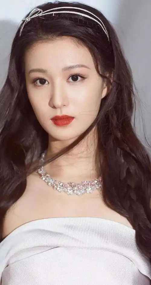 路人视角下的女星王楚然,脸小精致,皮肤白,网友直言本人好温柔