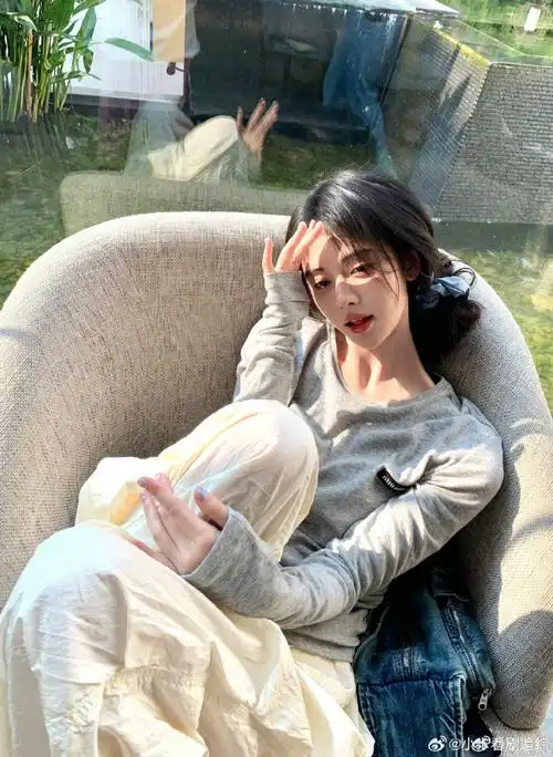 鞠婧祎蓝蝴蝶美甲##鞠婧祎牛仔妆容##头发对一个人颜值的影响