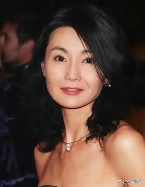 张曼玉59岁最新照片被曝光!苗条身段惹人怜爱,丰胸凸凸医美印显