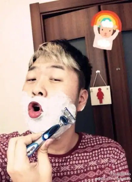 微博秀杜海涛女厕门前撅嘴性感刮胡子