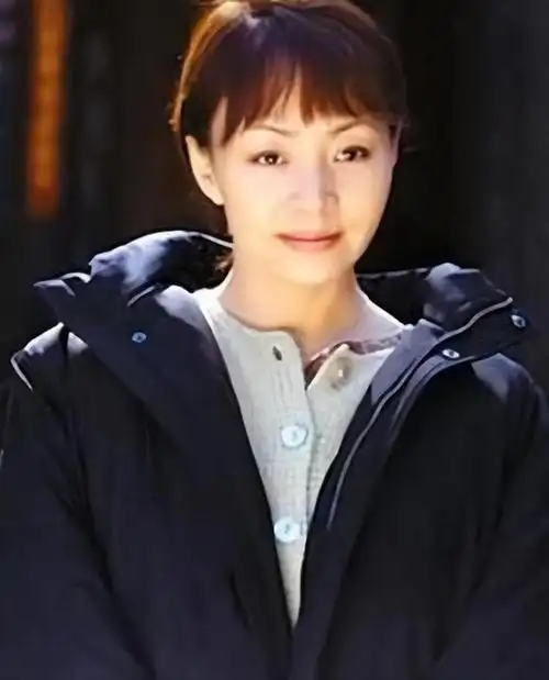 曝宋丹丹每天逛日坛公园!留寸头面容似男性,多套千万豪宅被曝光