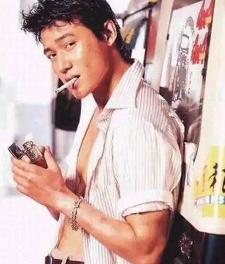 这是陆毅的抽烟照,有一种叛逆的气息!