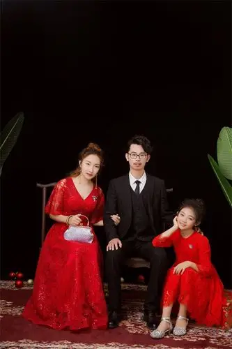 全家福红色晚礼服