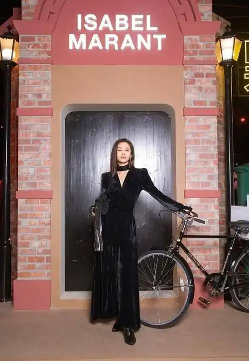 王子文的气场真够强的,穿黑色丝绒裙好干练,很有商务精英的范儿_服装