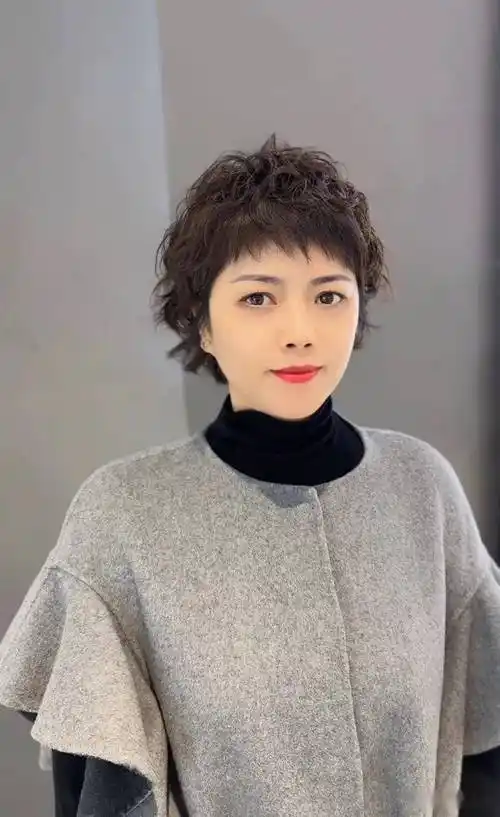 很让人羡慕,如果你是五十岁以上的女性,希望今天的发型对你有所帮助