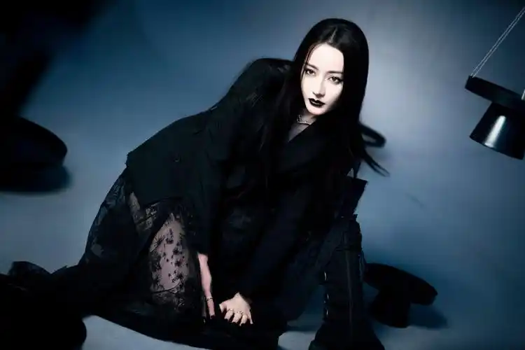 迪丽热巴暗黑骑士杂志封面3套迪奥高定黑唇魔女妆好霸气