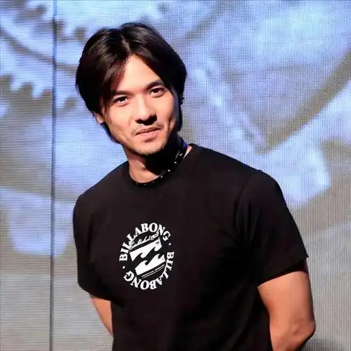 冯德伦:和莫文蔚分手,苦等17年如愿娶到舒淇,50岁仍是