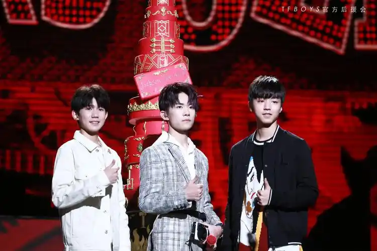 易烊千玺生日会最大的团糖不是tfboys合体,而是礼物和三只猫
