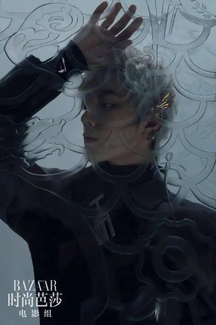 肖战银白色卷发宛若精灵 光影勾勒清冽轮廓表现力十足