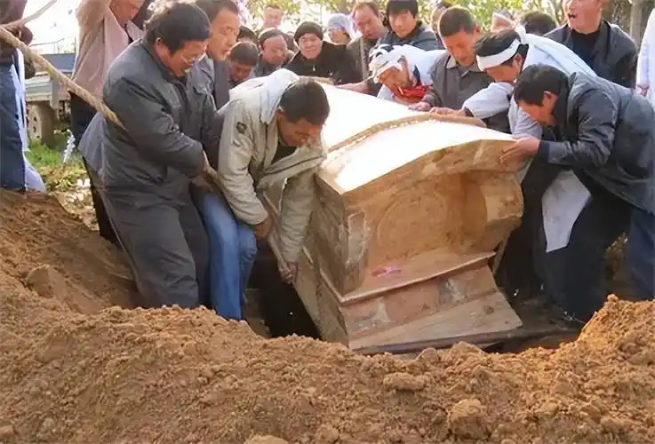 "头七回魂"人死后为何停灵七天?亡者真会回家探亲吗?_灵魂_人们_习俗