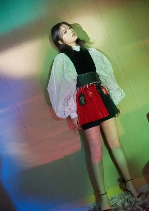 赵今麦黑白刺绣镂空上衣搭配红裙,时尚又时尚的时尚少女风_衬衫_身材