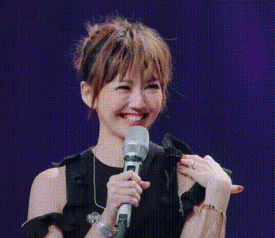 孙燕姿露肩装气质迷人gif动图_动态图_表情包下载_soogif