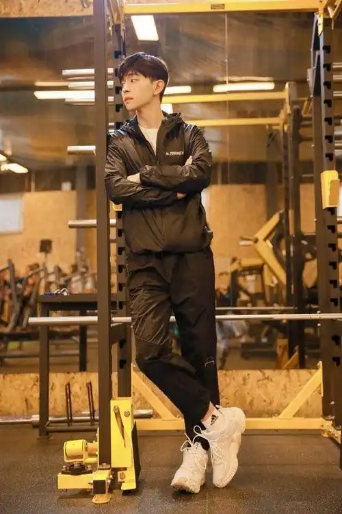 邓伦穿紧身衣训练肌肉线条丰满也是一个深藏不露的健身玩家