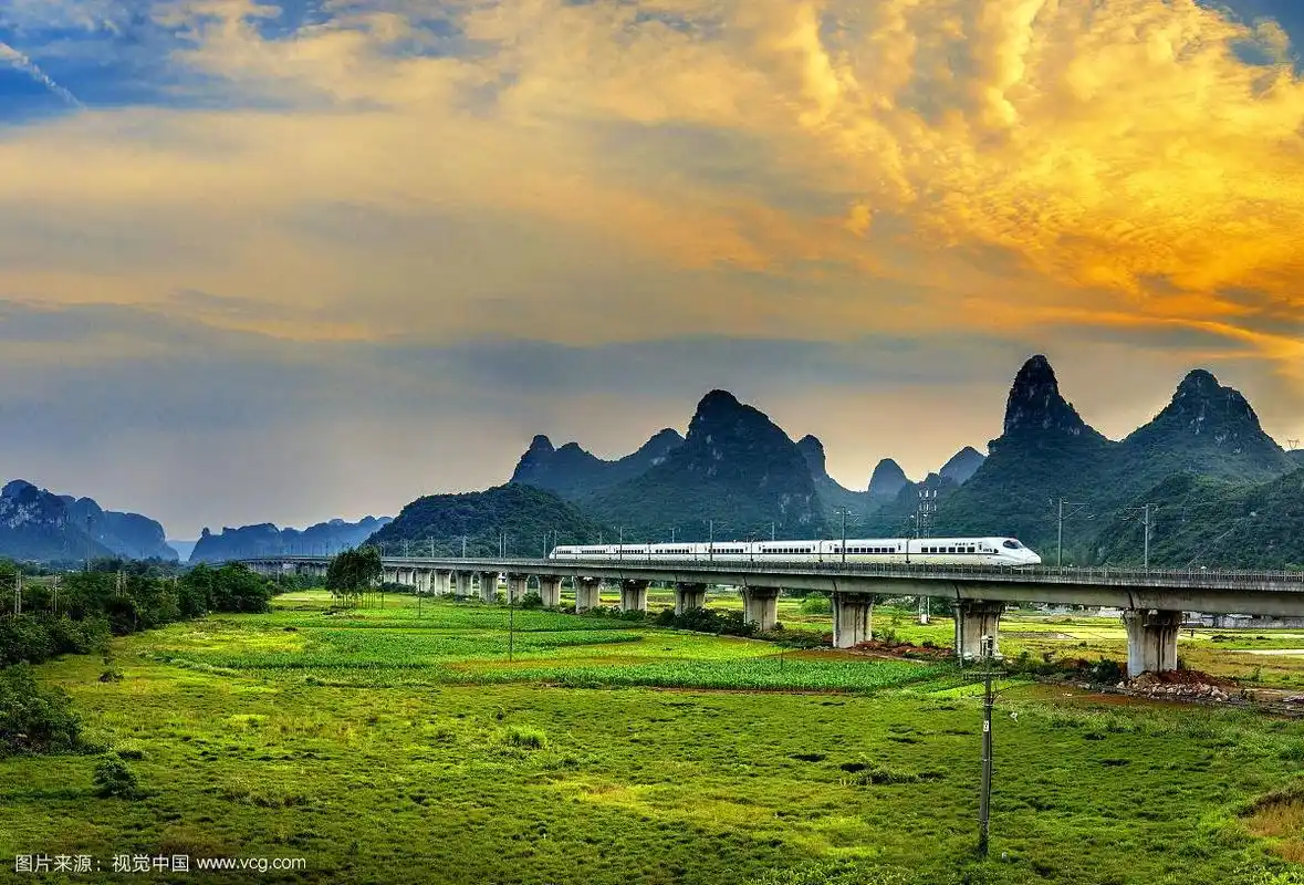 广西山水风光中的高铁动车