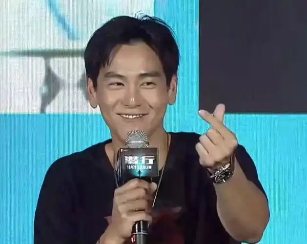 彭于晏时隔多年再见刘德华立刻抬手敬礼任达华调侃太过致命