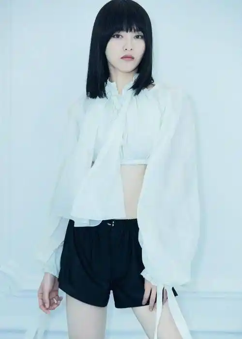 唐嫣齐刘海发型拍写真显稚嫩,罕见露小腹两个表情显内心小波动_女神