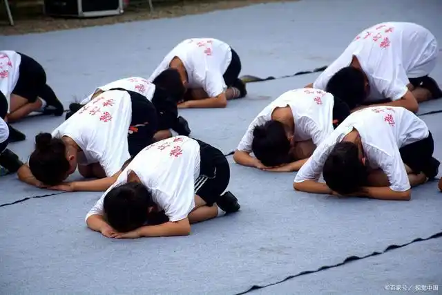 高中生分班前磕头跪谢班主任:良好的师生关系是互相感恩和成就