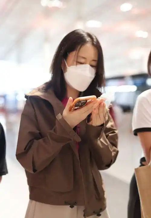 刘敏涛素颜干净去机场,三伏天穿长衣长裤,玫瑰色t恤好吸睛_休闲_风格