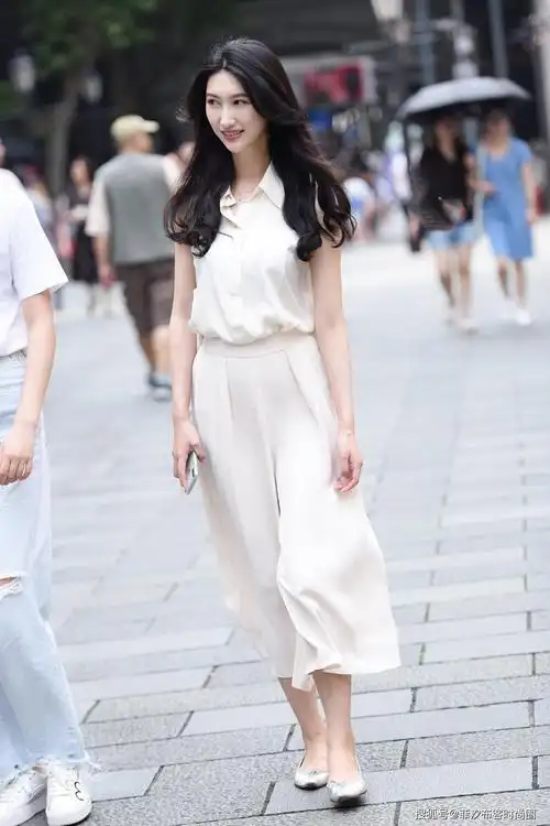 夏天怎么穿才清凉?一条白色裙子,带来清新感觉