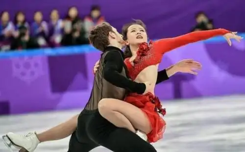 花滑女选手上衣崩裂,尴尬中坚持比赛,男搭档的举动令人称赞