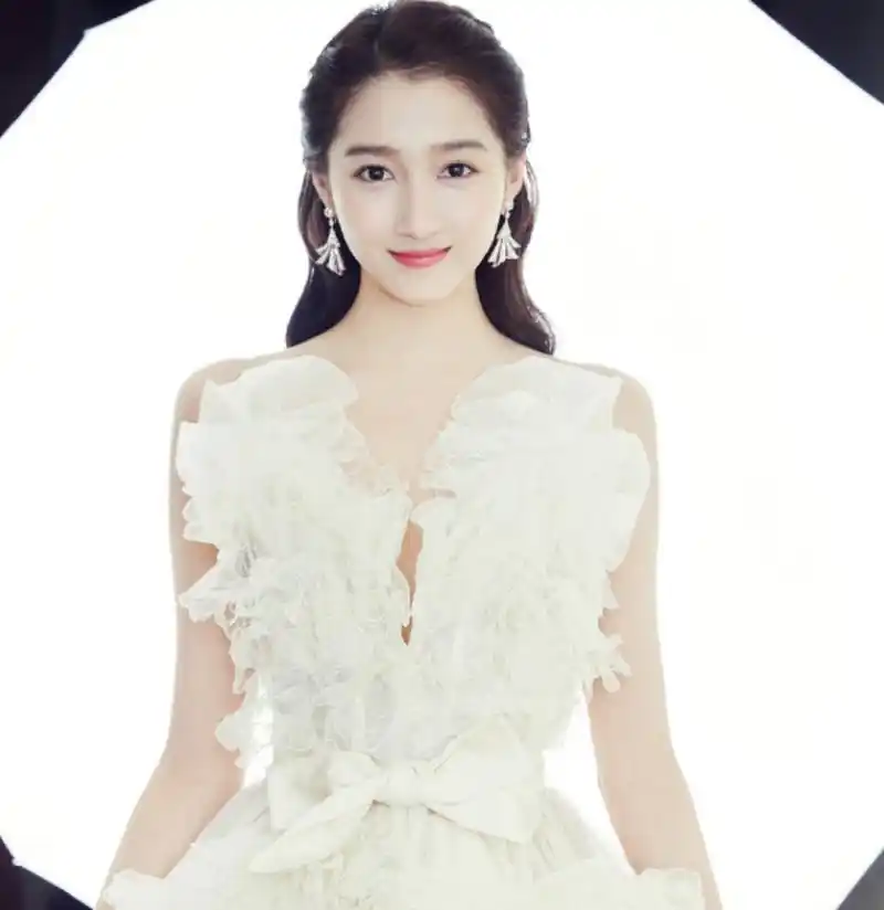 关晓彤的白色礼服照