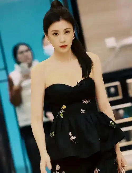 近日,48岁的贾静雯在参加节目时展现出了十足的好状态.