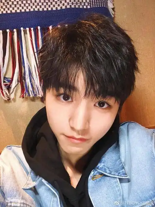 王俊凯发微博晒新发型,清新养眼,却不小心暴露了豪宅的位置!