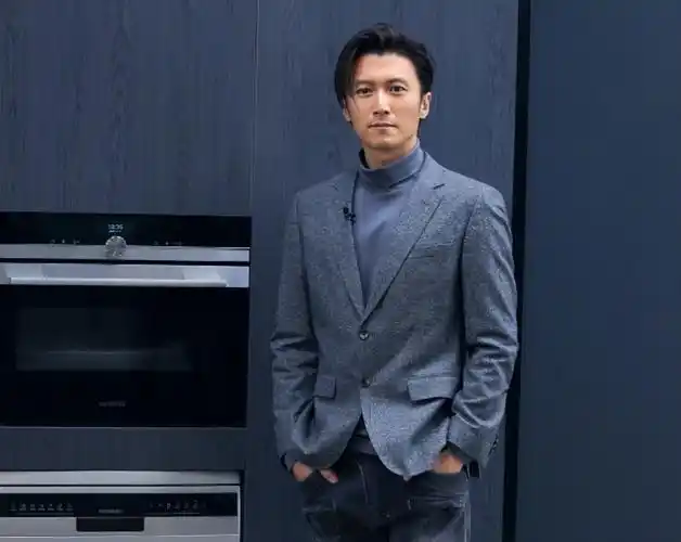 从现场照片中可以清楚地看到,谢霆锋穿搭还是挺另类新颖的,穿了一件