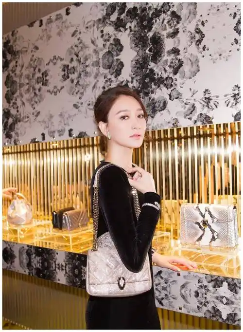 李小冉出席活动一袭丝绒裙配新发型眼神凌厉43岁美得霸气