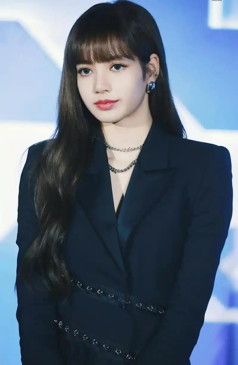 blackpink女团成员lisa不仅是一位舞蹈实力超群,身材完美的天才舞者