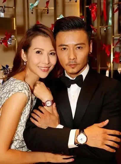蔡少芬微博晒出与张晋合照夫妻二人贴面合影十分恩爱
